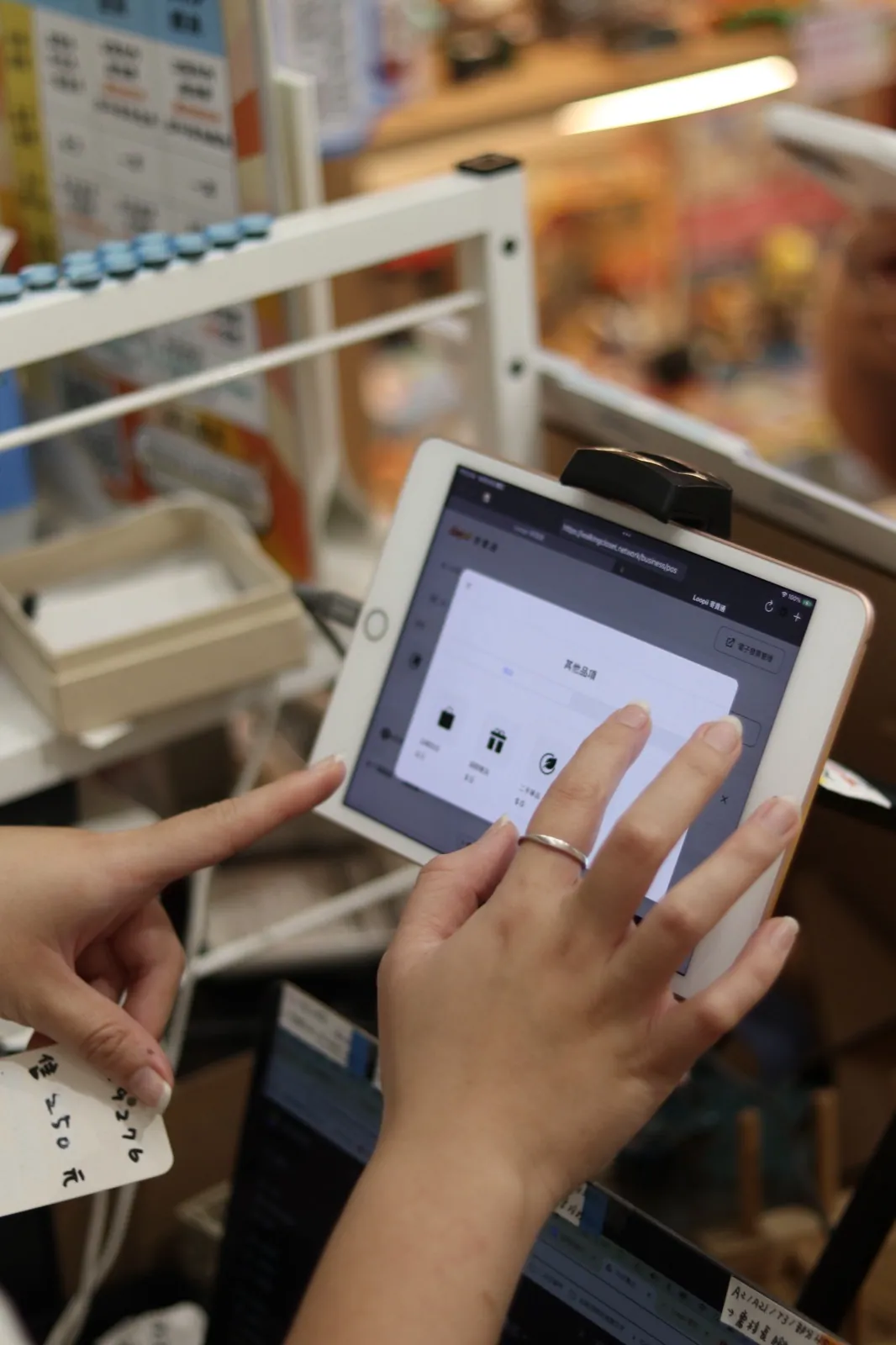 店員以 iPad 操作 POS 結帳